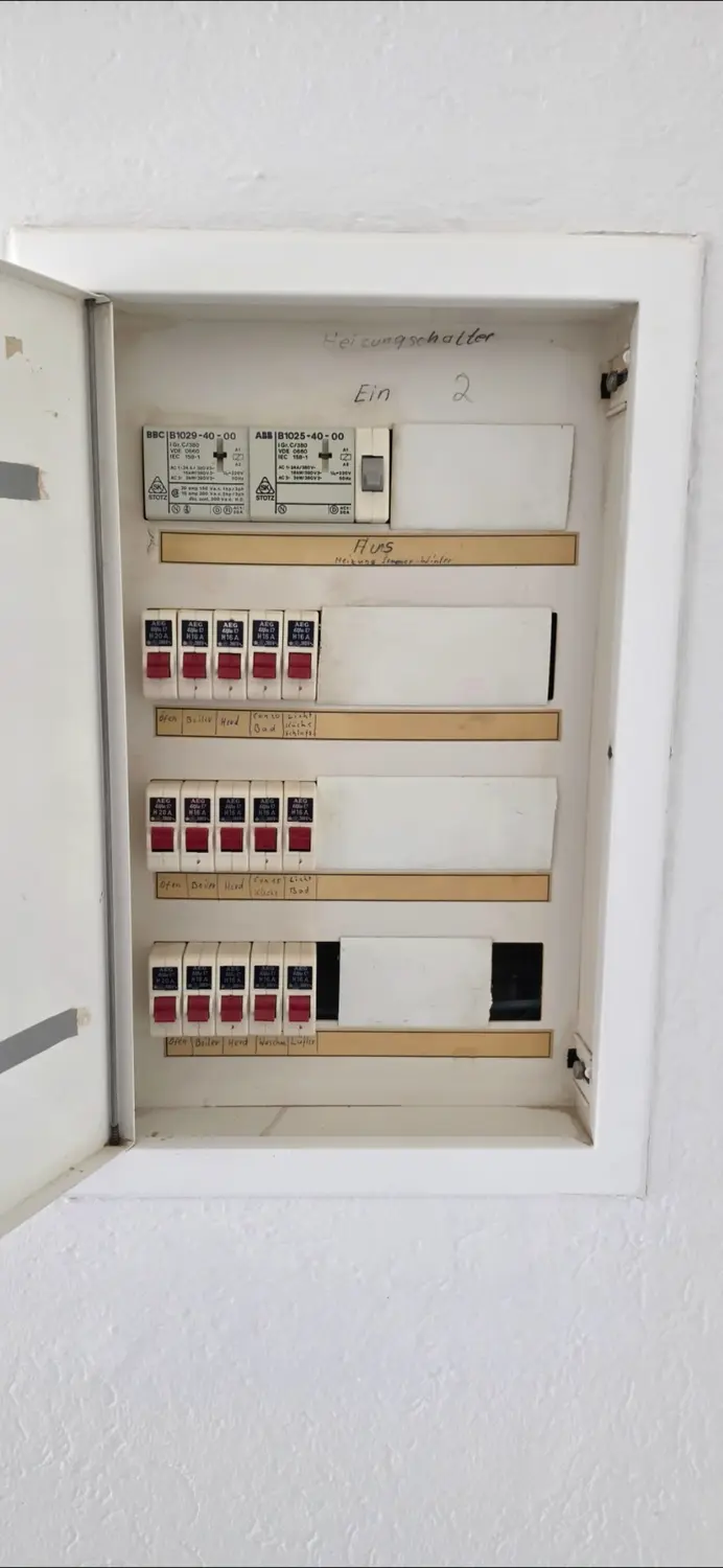 Alte Elektroverteilung vor der Modernisierung