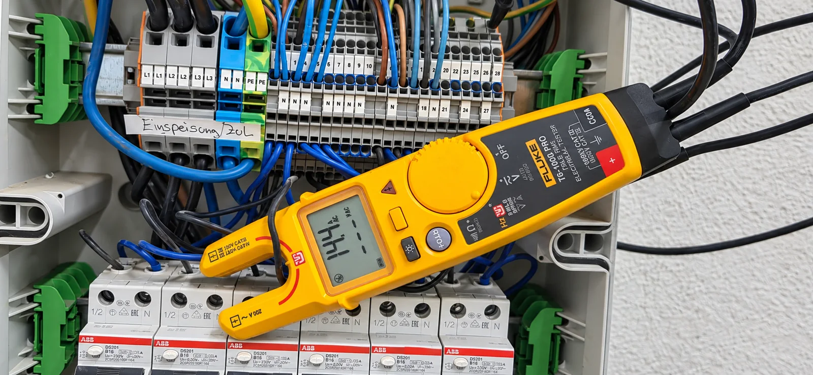 Elektrische Messung und Fehlerdiagnose in einer Verteilung mit Fluke-Messgerät