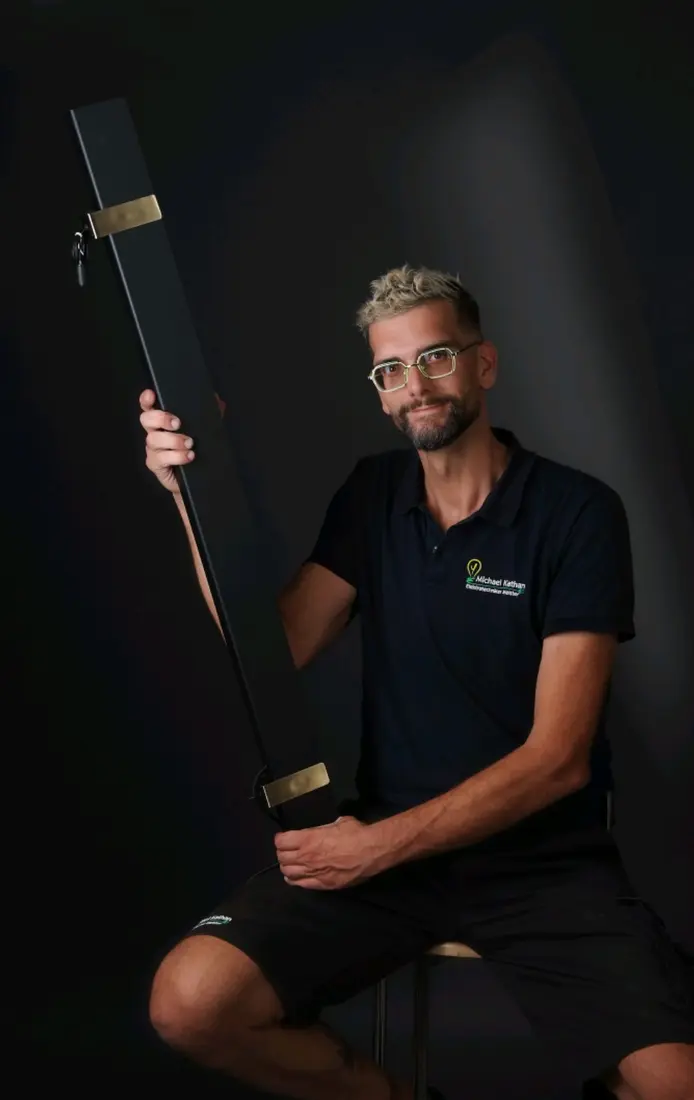 Michael Kathan mit moderner Leuchte