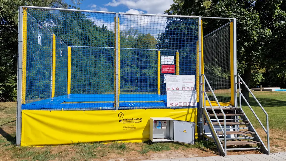 Trampolinanlage von Michael Kathan mit zeitgesteuertem Sprungstopp und Hebebühne
