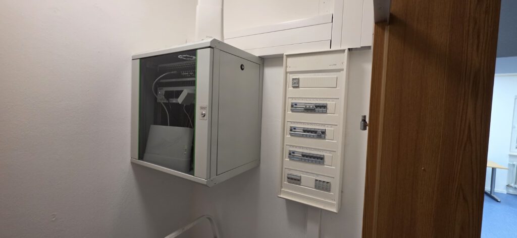 Netzwerkschrank und Unterverteilung der Büroinstallation in Freiburg-Zähringen